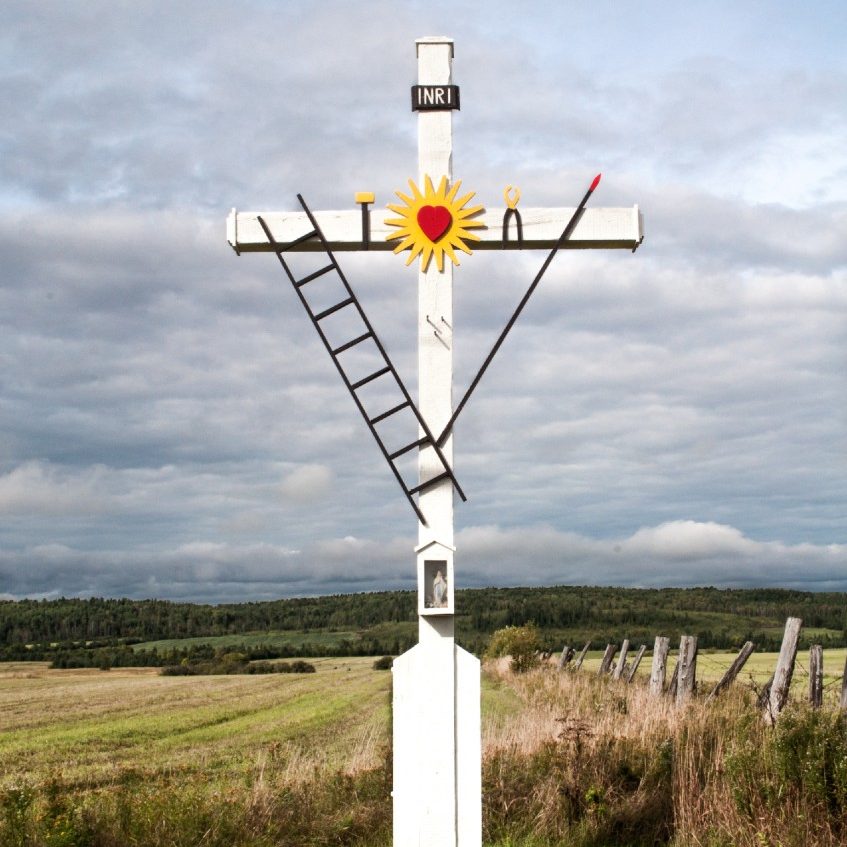 croix de chemin située à St-Bruno-de-Guigues au Témiscamingue, à l'effigie des instruments de la passion