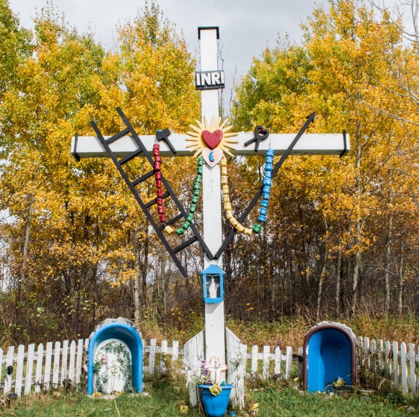croix de chemin située à Nédélec au Témiscamingue, décorée de chapelets et entourée de St-Vierge