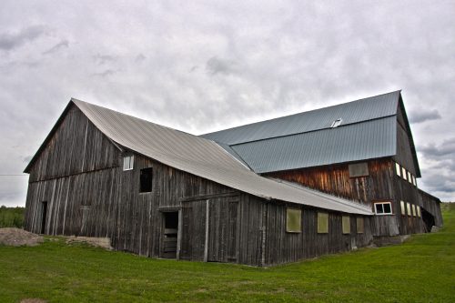http://Twin%20barns%20at%20Notre-Dame-du-Nord